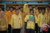 Banjarmasin, (9/10) - PELANTIKAN PBSI BANJARMASIN - Ketua PBSI Banjarmasin Abdul Manaf Lubis membacakan sumpah jabatan saat pelantikan kepengurusan periode 2013-2017 di lapangan bulutangkis Kuripan Banjarmasin yang dirangkai dengan kejuaraan antar instansi, Rabu (9/10). PBSI Banjarmasin menargetkan 4 emas dalam ajang Pekan Olahraga Provinsi Kalsel ke IX di Kabupaten Banjar Desember mendatang. Foto Antaranews Kalsel/Herry Murdy Hermawan