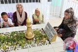 Banjarmasin, 11/10 - MENDOAKAN LELUHUR - Keturunan pahlawan nasional Pangeran Antasari mendoakan leluhurnya di komplek makam Pangeran Antasari di pemakaman Masjid Jami Banjarmasin, Jumat (11/10). Pemerintah provinsi Kalimantan Selatan terus menggali data pendukung kepahlawanan tokoh perlawanan masyarakat Banjar terhadap Belanda di masa lalu seperti Demang Lehman dan Pangeran Hidayatullah untuk diusulkan sebagai pahlawan nasional. Foto Antaranews Kalsel/Herry Murdy Hermawan