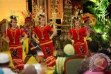 Banjarmasin, 24/10 - TARI DAYAK DI KONGRES BUDAYA BANJAR - Para penari menampilkan tarian Dayak dalam Kongres Budaya Banjar III di Mahligai Pancasila Banjarmasin, Kamis (24/10). Kongres Budaya Banjar III mengusung tema Meamalakan Nilai Luhur Budaya Banjar. Foto Antaranews Kalsel/Herry Murdy Hermawan 