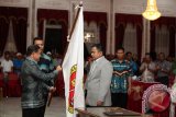 Banjarmasin, 27/10 - GUSTAVA NAKHODAI PGI KALSEL - Gustava Yandi menerima bendera Persatuan Golf Indonesia Kalsel dari Ketua Bidang Organisasi PB PGI Pusat Hifni Hasan usai melantik jajaran pengurus provinsi PGI Kalsel periode 2013-2017 di Mahligai Pancasila Banjarmasin, Minggu (27/10). Foto Antaranews Kalsel/Herry Murdy Hermawan