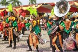 Marching Band Jember Fashion Carnival (JFC) mengawali parade talent Tenggarong Kutai Carnival (TKC) 2013 di Tenggarong, Sabtu (26/10). Bupati Kukar Rita Widyasari membuka fashion on the Street TKC tersebut. (Hayru Abdi/ANTARA Kaltim)