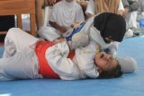 Ngawi (Antara Jatim) - Dua Jujitsan (atlet Jujitsu) pelajar saling melancarkan serangan saat mengikuti Kejuaraan Jujitsu di Lapangan SMAN 1 Kab. Ngawi, Sabtu (19/10). Sekitar 300 Jujitsan pelajar mengikuti kejuaraan Jujitsu tingkat Jawa Timur yang digelar dengan tujuan mencari bibit atlet muda berpotensi tersebut. FOTO Siswowidodo/13