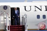 Menteri Luar Negeri Amerika Serikat, John Kerry menuruni tangga pesawat setibanya di Bandara Ngurah Rai, Denpasar, Bali, Jumat (4/10). Menlu AS tersebut datang ke Bali untuk menghadiri KTT APEC 2013 di Nusa Dua, Bali. ANTARA FOTO/Nyoman Budhiana/adt/13.