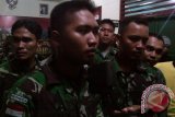 Sertu Heri S (kiri) dan Praka Joni F (kanan), prajurit Satgas Pamtas Yonif 141/AYJP yang mengamankan sabu-sabu sebanyak 85 bungkus atau 4,25 kg bersama dua pelakunya di Pos Perbatasan Indonesia-Malaysia Bukit Keramat Pulau Sebatik Nunukan, Senin (21/10). (M Rusman/ANTARA)