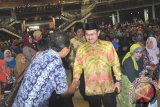 Banjarmasin, 7/10 - SEMINAR KESEHATAN NASIONAL- Bupati Banjar Sultan H Khairul Saleh bersama Sekretaris Daerah Banjar H Nasrunsyah tiba di gedung Sultan Suriansyah untuk membuka Seminar Nasional dalam Rangka Memperingati Hari Kesehatan Nasional 2013, di Banjarmasin, Minggu (6/10) yang sebagian besar dihadiri anggota Ikatan Bidan Indonesia (IBI) dari beberapa daerah. Saat ini di Kalimantan Selatan tercatat 4000 orang bidan tersebar di 12 kabupaten/kota, khusus di Kabupaten Banjar para perempuan ahli kebidanan  dan telah mengabdi di lembaga pemerintah maupun rumah sakit swasta  sebanyak 389 orang bidan. (Foto Antara/humas/C)

