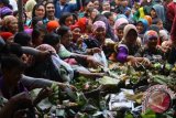 Warga Suku Tengger berebut sesaji berupa tumpeng yang sudah didoakan seorang pemuka adat dalam ritual Seshanti di lereng Gunung Bromo, Desa Ngadas, Malang, Jawa Timur, Senin (21/10). Ritual Seshanti adalah salah satu rangkaian peringatan Hari Raya Karo bagi suku Tengger yang diadakan setahun sekali sebagai penghormatan terhadap arwah leluhur suku Tengger. ANTARA FOTO/Ari Bowo Sucipto/nym/2013.