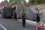 Truk pengangkut pasukan TNI terguling di ruas tanjakan Desa Gawang, Kebonagung, Pacitan, Jawa Timur, Rabu (16/10). Truk yang membawa pasukan pengamanan presiden ini terguling karena tidak mampu melewati tanjakan sehingga mengakibatkan empat personel TNI cidera. ANTARA FOTO/Dhoni Setiawan/nym/2013.