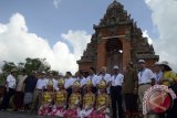 Para delegasi negara Konferensi Tingkat Tinggi Kerja Sama Ekonomi Asia-Pasifik (APEC) saat melakukan kunjungan ke Warisan Budaya Dunia (WBD) Pura Taman Ayun, Mengwi, Rabu (2/10). Kunjungan itu dilakukan disela-sela pembahasan perekonomian negara-negara tersebut. FOTO ANTARA/Wira Suryantala/wra/2013. 