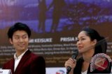 Pemain film Prisia Nasution (kanan) dan Aktor asal Jepang Minami Keisuke (kiri) memberikan keterangan pers pembuatan film "Aishiteru" di Gedung Film, Jakarta, Kamis (24/10). Film arahan dua sutradara dari dua negara Jepang dan Indonesia Eddy Prass dan Satoshi Kubota tersebut berlatar belakang sejarah dan jalinan hubungan persahabatan Indonesia-Jepang sekaligus memperingati perayaan 55 tahun hubungan deplomatik kedua negara tersebut. ANTARA FOTO/Muhammad Adimaja