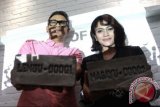 Pasangan selebritis Masayu Anastasia (kanan) dan musisi Lembu Wiroro Jati (kiri) memperlihatkan batu bata terbuat dari lumpur Lapindo bertuliskan nama keduanya saat menghadiri kampanye Rumah Lumpur (House Of Mud) di Jakarta, Rabu, (30/10). Kampanye tersebut mengajak masyarakat untuk berpartisipasi dalam membantu mensejahterahkan dan membangun kemandirian dengan memanfaatkan limbah lumpur lapindo menjadi sesuatu yang bermanfaat. ANTARA FOTO/Teresia May