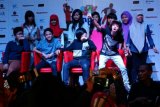 Surabaya (Antara Jatim) - Personel Coboy Junior saat 'Meet and Greet Coboy Junior (CJR)' di Center Stage Surabaya, Sabtu (19/10). Acara bertajuk 'Coboy Junior in Concert' yang dihelat Telkomsel tersebut, merupakan konser terbesar CJR jelang akhir tahun 2013.  FOTO Eric Ireng/13.