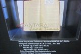 Surabaya (AntaraJatim) - Museum Pendidikan Dokter Surabaya di kompleks FK Unair Surabaya menandai pembukaan peringatan Seabad FK Unair (1913-2013) di fakultas setempat, Jumat (18/10), yang di antaranya menampilkan surat Gubernur Jenderal Hindia Belanda tentang pendirian FK Unair Surabaya dengan istilah Belanda, yakni NIAS.Foto Edy M Ya'kub/13/Chan.
