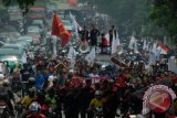 Ratusan mahasiswa dari berbagai perguruan tinggi di Banten berunjuk rasa dalam memperingati Hari Sumpah Pemuda dengan mengusung isu anti korupsi, di Serang, Senin (28/10). Mereka mendesak DPRD agar mencopot Gubernur Atut Chosiyah karena diduga terindikasi korupsi APBD hingga ratusan miliar rupiah. ANTARA FOTO/Asep Fathulrahman/ss/mes/13