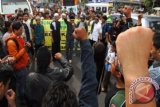 Massa yang tergabung dari forum masyarakat anti kekerasan menggelar unjuk rasa di Jalan Mesjid Agung, Tasikmalaya, Jabar, Jumat (25/10). Mereka menuntut Front Pembela Islam (FPI) Tasikmalaya segera di bubarkan karena bertanggung jawab atas tindakan kekerasan oleh oknum FPI kepada salah satu ulama Pondok Pesantren Miftahul Huda Al-Hadi saat insiden FPI melakukan unjuk rasa pada 22 Oktober yang lalu. ANTARA FOTO/Adeng Bustomi/ed/pd/13