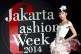 Seorang model memperagakan busana karya Amata yang bertajuk "Spring Summer 2014" pada Jakarta Fashion Week 2013 di Jakarta, Senin (21/10). Busana karya desainer Thailand tersebut bertemakan cinta dengan menampilkan bunga sebagai simbol. ANTARA FOTO/Muhammad Adimaja