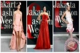 Model memperagakan busana karya Amata yang bertajuk "Spring Summer 2014" pada Jakarta Fashion Week 2013, Jakarta, Senin (21/10). Busana karya desainer Thailand tersebut bertemakan cinta dengan menampilkan bunga sebagai simbol. ANTARA FOTO/Muhammad Adimaja