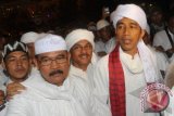 Gubernur DKI Jakarta Joko Widodo mengikuti pawai bertajuk "Jakarta Night Religious Festival" saat melintasi Protokol Thamrin Jakarta, Senin malam (14/10). Pawai 1000 bedug yang diikuti ribuan umat muslim dari Bundaran HI Jalan MH Thamrin hingga Monas dengan dimeriahkan 20 panggung hiburan tersebut untuk memeriahkan malam takbir menyambut Hari Idul Adha. ANTARA FOTO/Wahyu Putro A
