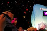 Bupati Rita Widyasari bersama Sultan Kutai Kartanegara
Ing Martadipura Haji Aji Muhammad Salehuddin ke-II saat akan
menerbangkan lampion di halaman Kantor Bupati Kukar, Sabtu malam (26/10). (Hayru Abdi/ANTARA Kaltim)