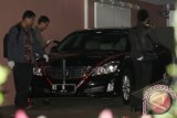 Penyidik KPK menyegel mobil dinas yang digunakan Ketua Mahkamah Konstitusi Akil Mochtar di rumah dinas, Kompleks Widya Chandra III nomor 7, Jakarta, Selasa (2/10). ANTARAFOTO/Dhoni Setiawan/pras/13