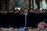 Jamaah An Nadzir melaksanaan Shalat Idul Adha di Kampung Mawang, Gowa, Sulsel, Senin (14/10). Jemaah An Nadzir merayakan Hari Raya Idul Adha lebih awal berdasarkan pengamatan tingkat surutnya air laut yang menetapkan 10 Dzulhijah 1434 Hijriah jatuh pada Senin (14/10). ANTARA FOTO/Sahrul Manda Tingkupadang