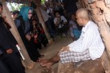 Ponorogo (Antara Jatim) - Wakil Bupati Ponorogo Yuni Widyaningsih didampingi rombongan Tim Indonesia Bebas Pasung mencoba berdialog dengan salah satu orang dengan masalah kejiwaan (OMDK) yang masih terjerat pasungan di salah satu desa setempat, Selasa (29/10). Jumlah OMDK menurut data Dinas Kesehatan Jawa Timur tercatat sebanyak 28 ribu jiwa, dengan 471 orang di antaranya dalam kondisi terpasung dan akan segera dibebaskan. Foto Destyan Sujarwoko/13/Oka.
