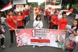 Sejumlah pemuda-pemudi melakukan aksi pawai dalam rangka memperingati hari Sumpah Pemuda di Solo, Jateng, Minggu (27/10). Dalam aksinya mereka mengajak seluruh pemuda-pemudi untuk menggalang persatuan dan kesatuan Indonesia. ANTARA FOTO/Akbar Nugroho Gumay