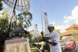 Seorang pemuka Agama Hindu menggelar persembahyangan di dekat venue KTT APEC 2013 di Nusa Dua, Bali, Kamis (3/10). Konferensi tingkat menteri APEC akan dimulai pada 4 Oktober yang selanjutnya memuncak pada pertemuan tingkat kepala negara. ANTARA FOTO/Nyoman Budhiana/adt/13.
