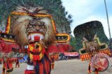 Sejumlah penari menampilkan seni Reog Ponorogo saat Parade Reog di Lapangan Maospati, Kab. Magetan, Jatim, Kamis (17/10). Penampilan parade Reog Ponorogo keliling tersebut bertujuan melestarikan potensi wisata budaya daerah. ANTARA FOTO/Fikri Yusuf