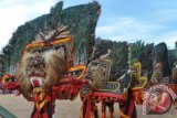 Sejumlah penari menampilkan seni Reog Ponorogo saat Parade Reog di Lapangan Maospati, Kab. Magetan, Jatim, Kamis (17/10). Penampilan parade Reog Ponorogo keliling tersebut bertujuan melestarikan potensi wisata budaya daerah. ANTARA FOTO/Fikri Yusuf