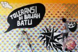 Seniman menggambar mural bertajuk "Toleransi Di Bawah Batu" karya seniman Eko Nugroho di dinding kolong tol Bintaro Jakarta, Rabu, (30/10). Gambar mural ini merupakan bagian dari Jakarta Biennale ke-15 bertemakan SIASAT yang merupakan perhelatan seni rupa kontemporer berskala internasional dengan menampilkan 48 seniman dan budayawan dalam dan luar negeri yang diselengarakan pada 9-30 November 2013. ANTARA FOTO/Teresia May