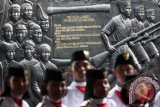 Kelompok Paskibraka gabungan dari sejumlah SMU menggelar latihan paduan suara sebagai persiapan menyambut Hari Sumpah Pemuda di Museum Sumpah Pemuda, Jakarta, Minggu (27/10). Setiap tanggal 28 Oktober selalu diperingati sebagai Hari Sumpah Pemuda untuk mengenang jasa dan perjuangan para pemuda dalam Kongres Pemuda Indonesia kedua pada 28 Oktober 1928 sebagai proses kelahiran bangsa Indonesia. ANTARA FOTO/Dhoni Setiawan/ss/nz/13.