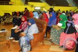 Para peserta acara Dialog Publik di GOR 27 September Universitas Mulawarman Samarinda, Sabtu (26/10). Anggota DPR RI Hetifah Sjaifudian yang menjadi pembicara dalam acara itu menilai keterwakilan perempuan di lembaga legislatif baik di tingkat pusat maupun daerah masih minim. (M Ghofar/ANTARA)