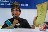 Menteri Energi dan Sumber Daya Mineral (ESDM), Jero Wacik memperlihatkan piagam kemuliaan yang diterima dari Panembahan Anom Pakunegara Raja Kerajaan Tayan, Gusti Yusri di Kecamatan Tayan, Sanggau, Kalbar, Senin (28/10). Menteri ESDM, Jero Wacik bersama Menteri Negara BUMN, Dahlan Iskan menerima piagam dan medali kemuliaan Wira Setia Negara dari Kerajaan Tayan, karena dinilai telah berjasa memajukan sumber daya manusia dan sumber daya alam di Indonesia. ANTARA FOTO/Jessica Helena Wuysang