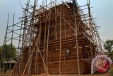 Pekerja tengah melakukan pemugaran kembali Candi Gunung GGangsir, di Desa Gunung Gangsir, Beji, Pasuruan, Jatim, Kamis (31/10). Balai Pelestarian Peninggalan Purbakala Trowulan memugar candi yang dibangun sekitar abad 10-11 M atau masa kekuasaan Mpu Sendok tersebut dengan target penyelesaian akhir November 2013. ANTARA FOTO/Adhitya Hendra/EI/nym/2013.