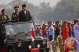 Presiden Susilo Bambang Yudhoyono (kanan), memeriksa pasukan pada peringatan ke-68 Hari Jadi TNI di Skuadron 2 Halim Perdana Kusumah, Jakarta, Sabtu (5/10). Tank Leovard merupakan perlengkapan persenjataan TNI terbaru yang diperkenalkan pertama kali pada Peringatan ke-68 Hari Jadi TNI yang mengangkat tema