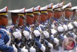 Sejumlah Prajurit TNI memperagakan keterampilan defile saat peringatan ke-68 Hari Jadi TNI di Skuadron 2 Halim Perdana Kusumah, Jakarta, Sabtu (5/10). Peringatan ke-68 Hari Jadi TNI menampilkan berbagai atraksi Prajurit TNI dengan mengangkat tema, "Profesional, Militan, Solid dan Bersama Rakyat TNI Kuat". ANTARA FOTO/Ujang Zaelani