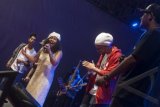 Penampilan kelompok musik jazz asal Belanda Boi Akih ketika konser di kawasan Pattimura Park Ambon, Maluku, Rabu (6/11) malam. Konser gratis itu untuk mendukung program Ambon Kota Musik yang dicanangkan Pemerintah Kota Ambon. ANTARA FOTO/Embong Salampess/ed/Spt/13.