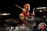 Lap bokong dengan jersey Brazil, drummer RHCP dikecam