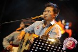 Sandhy Sondoro sabet penghargaan ketegori musik populer di Moskow