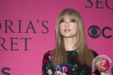 Taylor Swift tampil di peragaan busana Victoria's Secret