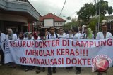 Kecam penganiayaan dokter di Lampung, IDI Ponorogo kenakan pita hitam
