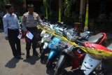 Jember (Antara Jatim) - Wakapolres Jember Kompol Cecep Susatya (kanan) menunjukkan barang bukti sepeda motor curian di Mapolres Jember, Jawa Timur, Kamis (7/11). Selama dua minggu terakhir jajaran Polres Jember mengungkap sejumlah kasus pencurian sepeda motor dengan lima orang tersangka dan sembilan unit barang bukti sepeda motor. FOTO Seno/13/Chan.