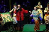 Surabaya (Antara Jatim) - Musisi serta dalang, Sujiwo Tejo (dua kiri), bersama pesinden Sruti Respati (dua kanan) dan Trio GAM (Gareng, Joned, Wisben) mementaskan konser wayang musikal 