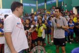 Surabaya (Antara Jatim) - Mantan juara dunia tunggal bulu tangkis 2004, Taufik Hidayat (kanan) didampingi mantan juara tunggal bulu tangkis olympiade 1992, Alan Budi Kusuma memberikan pelatihan (coaching clinic) disela-sela pembukaan kejuaraan bulu tangkis Sinar dunia (Sidu) Cup 2013 di GOR Sudirman, Surabaya, Jatim, Selasa (19/11). Turnamen bulu tangkis yang diikuti sekitar 1000 peserta dari tingkat SD dan SMP se-Jatim tersebut bertujuan untuk mencari dan mencetak bibit atlet bulu tangkis. FOTO M Risyal Hidayat/13/Oka.