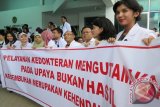 Ratusan dokter di Provinsi Gorontalo akhirnya turun ke jalan untuk menyuarakan aspirasi terkait dengan kasus penahanan terhadap tiga orang dokter di Manado, Sulawesi Utara, Rabu (27/11) (Foto Debby H Mano)