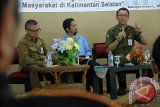 Banjarmasin, 25/11 - KESEHATAN IBU DAN ANAK - Kepala Dinas Kesehatan Kalimantan Selatan Achmad Rudiansjah memberikan penjelasan tentang Sinergitas Program dalam Meningkatkan Kesehatan Ibu Balita dan Gizi di saksikan Ketua PWI Faturahman dan Kabag Humas Pemrov Haris Makkie dalam jumpa pers dengan awak media di gedung PWI Kalsel Banjarmasin, Senin (25/11). Dinkes Kalsel akan mendorong budaya bekal sekolah dan sarapan bagi masyarakat untuk peningkatan gizi sejak dari rumah. Foto Antaranews Kalsel/Herry Murdy Hermawan