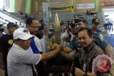 Banjarmasin, 28/11 - KARATE DANLANAL CUP - Danlanal BSN Letkol Laut (P) Dato Rusman menerima piala bergilir dari Ikhsan (Lemkari Banjarmasin) di saksikan Kadispora Kalsel Mohandas pada pembukaan kejuaraan Karate Lemkari Open Danlanal Cup VII 2013 di GOR Hasanudin HM Banjarmasin, Kamis (28/11). Kejuaraan KLarate Lemkari Open Danlanal Cup VII 2013 diikuti 350 peserta dari seluruh Kalimantan dengan mempertandingkan 7 nomor. Foto Antaranews Kalsel/Herry Murdy Hermawan 