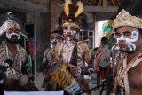 Jombang (Antara Jatim)- Sejumlah warga Papuan dengan mengenakan pakaian adat menyanyi dan menari ikut meramaikan Festival Prakarsa Rakyat (FPR) di Desa Mojowarno, Jombang, Jawa Timur, Selasa (19/11). Festival Prakarsa Rakyat dipilih sebagai ajang pertukaran gagasan dan pengalaman dalam bentuk diskusi, sejarah tutur, serta pentas seni tradisi bersama masyarakat setempat. Dalam festival itu sebanyak 57 anggota dan 223 simpul organisasi rakyat anggota Perkumpulan Praxis meramaikan acara tersebut. FOTO/Syaiful Arif/13/Oka.