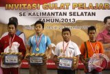 Banjarmasin, 20/11 - INVITASI GULAT PELAJAR - Pemenang nomor 50 kilogram putra usai pengalungan medali Invitasi Gulat Pelajar Kalsel 2013 di GOR Hasanudin HM Banjarmasin, Rabu (20/11). Sebanyak 54 atlet junior mengikuti Invitasi Gulat Junior Kalsel 2013 untuk mencari bibit pegulat junior Kalsel tersebut. Foto Antaranews Kalsel/Herry Murdy Hermawan