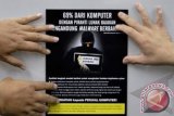 Petugas menempel poster sosialisasi Hak Kekayaan Intelektual (HKI) terkait bahaya software bajakan di pusat elektronik dan komputer Harco Mangga Dua, Jakarta, Rabu (27/11). Sosialisasi tersebut menindaklanjuti Seruan Gubernur Pemprov DKI Jakarta No.9/2013 tentang Perlindungan HKI terhadap barang yang diperdagangkan di pusat perdagangan, untuk menekan pelanggaran hak cipta terutama pada software komputer. ANTARA FOTO/Fanny Octavianus